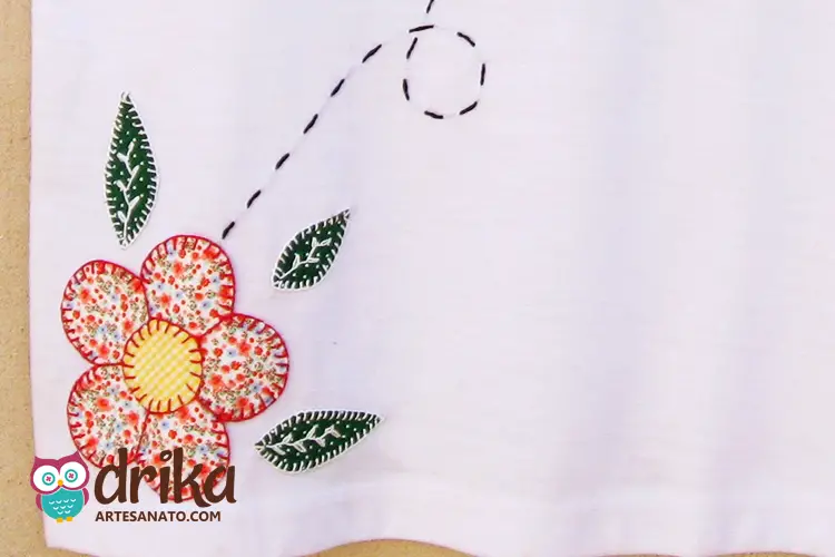 Detalhes do Aplique de Flor da Camiseta