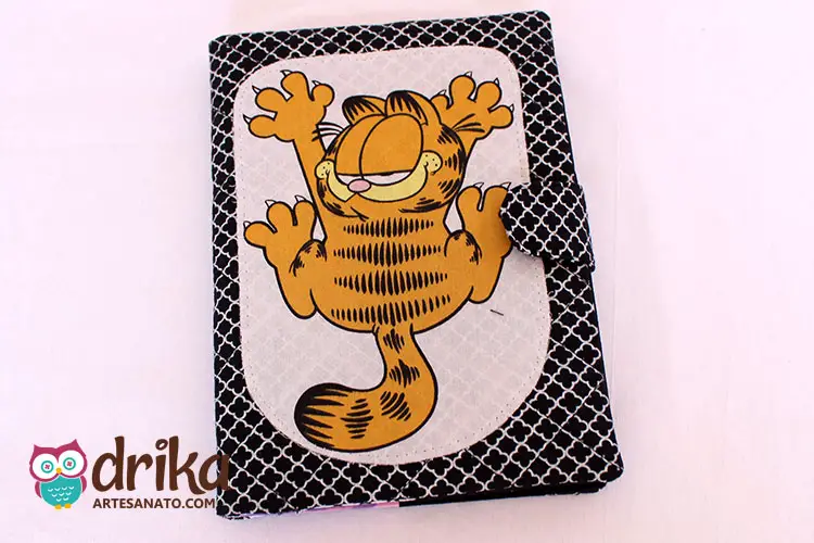 Capa de Caderno com Fecho Decorado com Aplique do Garfield