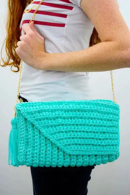 Bolsa verde de crochê com alça de corrente
