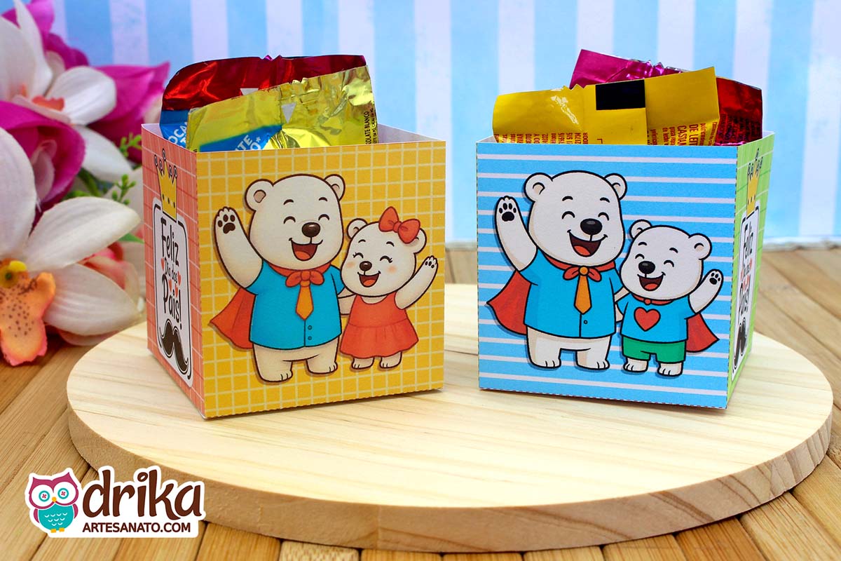 Duas caixinhas abertas com bombons: uma amarela com ursos e outra azul com ursos e mensagem "Feliz Dia dos Pais"