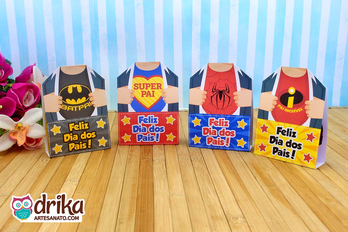 Quatro porta-bombons de super-heróis (Batman, Superman, Homem-Aranha e Sr. Incrível) com mensagem de Dia dos Pais.