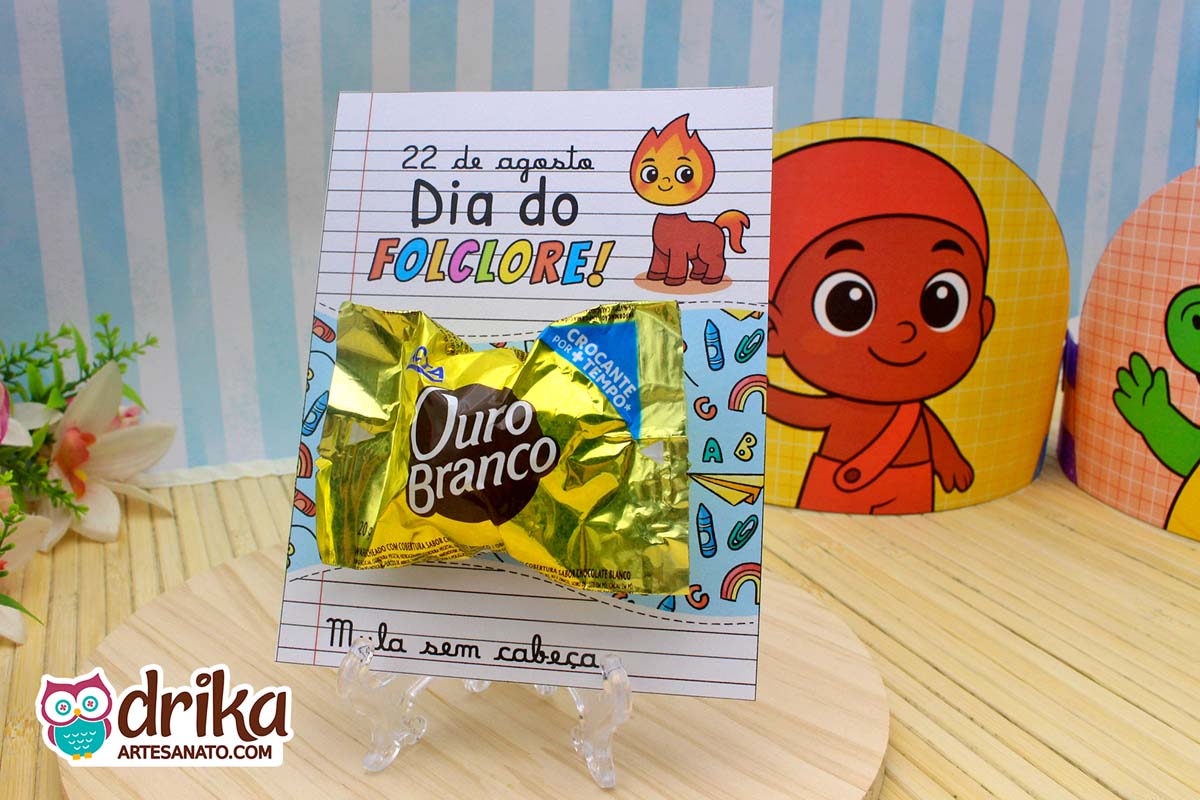 Cartão porta-bombom da Mula sem cabeça com bombom Ouro Branco em suporte transparente sobre madeira