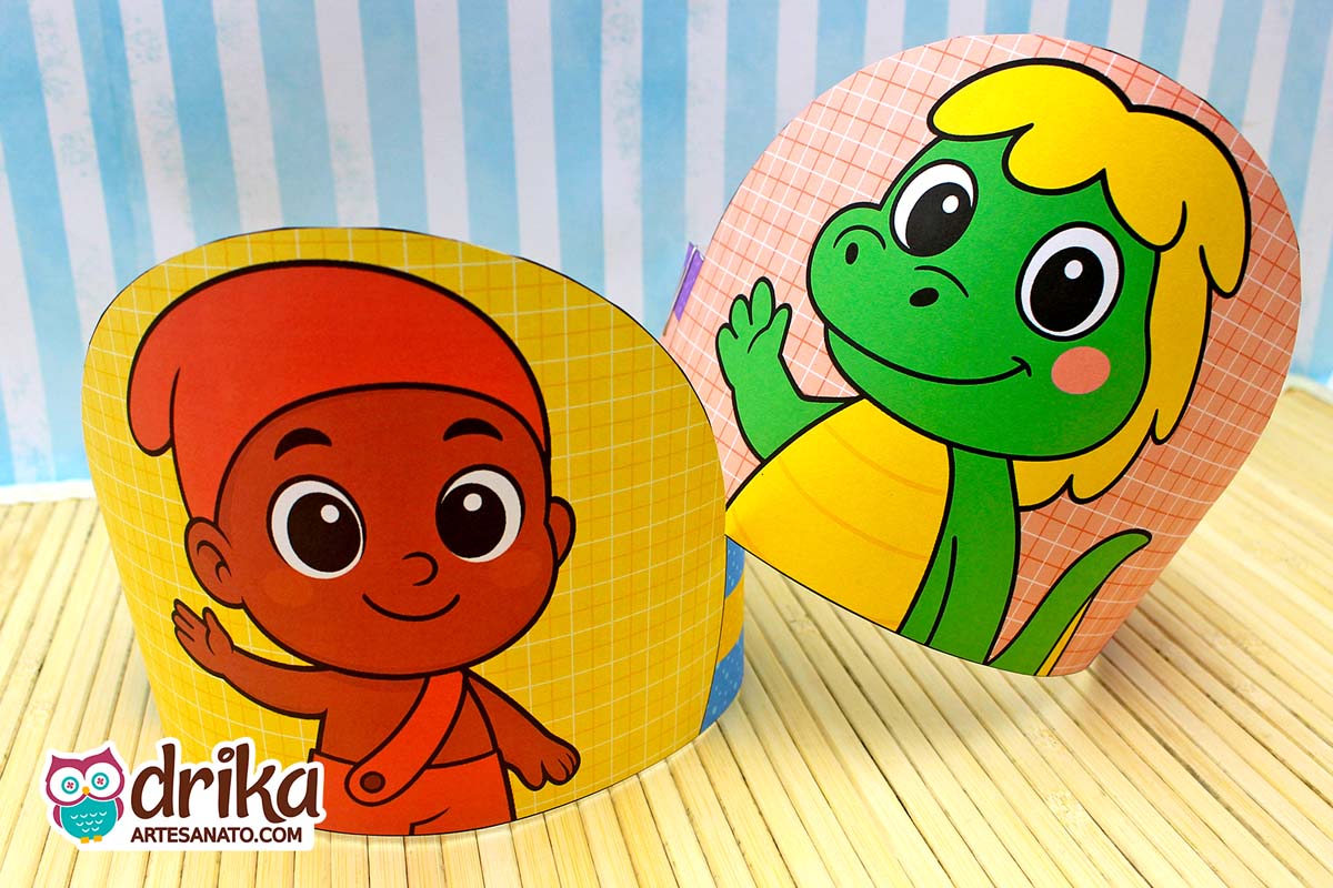 Coroas de papel do Saci e da Cuca com desenhos cute em mesa de bambu