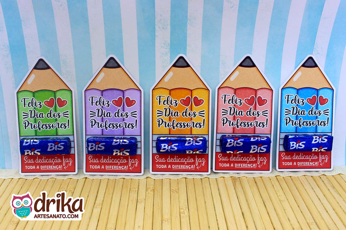 Cinco cartões lápis porta-bis lado a lado, cada um com cor diferente e chocolate Bis.