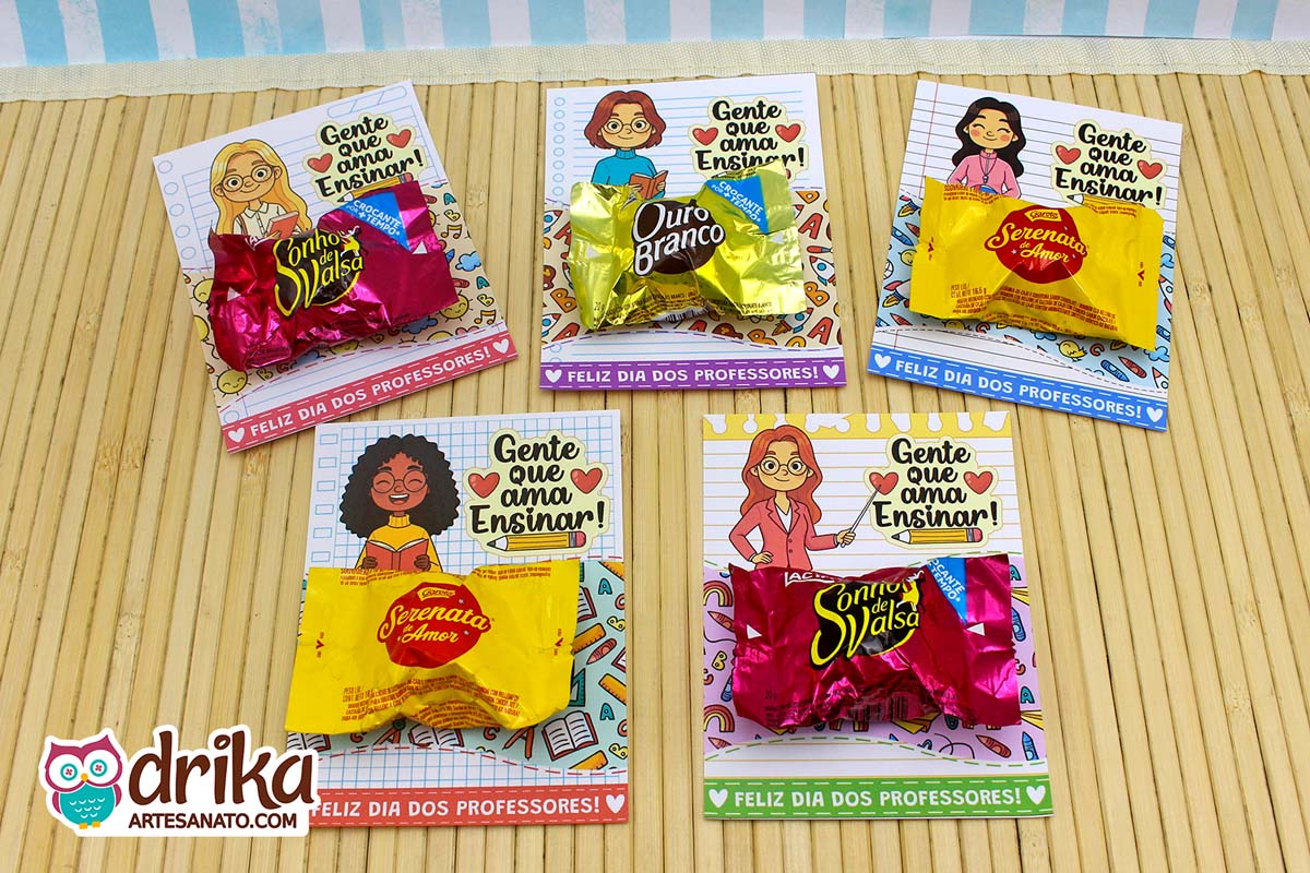 Cinco cartões porta-bombom para o Dia dos Professores com ilustrações de professoras em diferentes estilos e bombons variados.