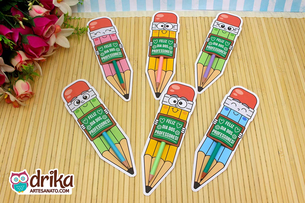 Seis cartões porta-lápis gigantes coloridos com mensagem de Dia dos Professores em fundo de bambu.
