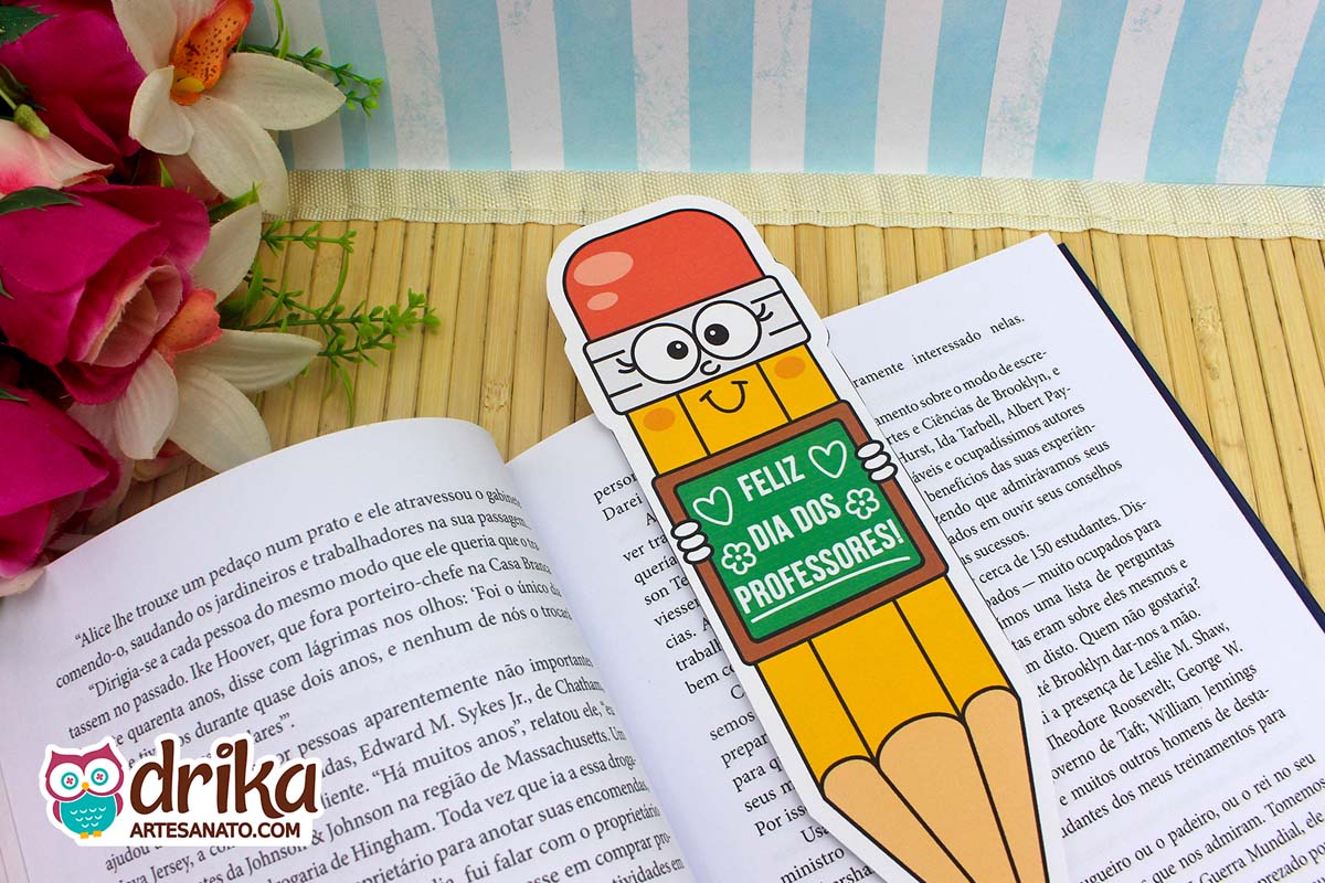 Marca-páginas de lápis gigante amarelo marcando página de livro aberto com texto em close.