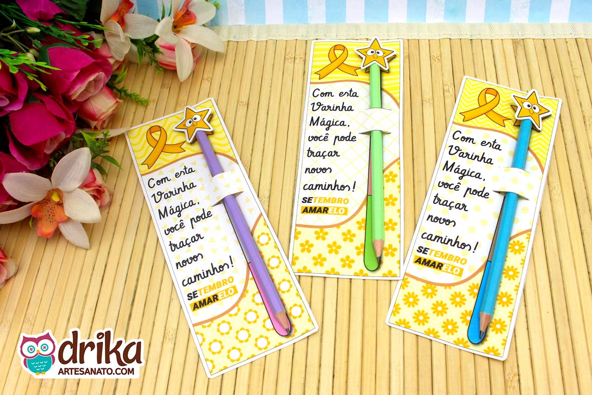 Três cartões porta-lápis "Varinha Mágica" do Setembro Amarelo com lápis coloridos e fundo floral em mesa.