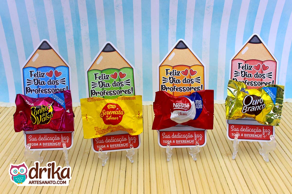 Quatro cartões lápis porta-bombom lado a lado em azul, verde, amarelo e rosa com bombons diversos