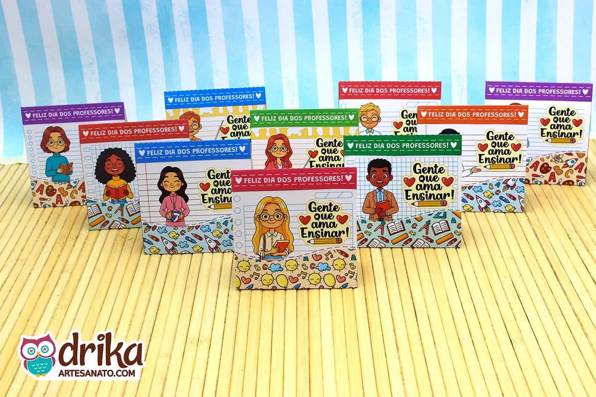 Dez porta-bombons lado a lado, com professores e professoras e frase "Gente que ama Ensinar" em fundo de livros.