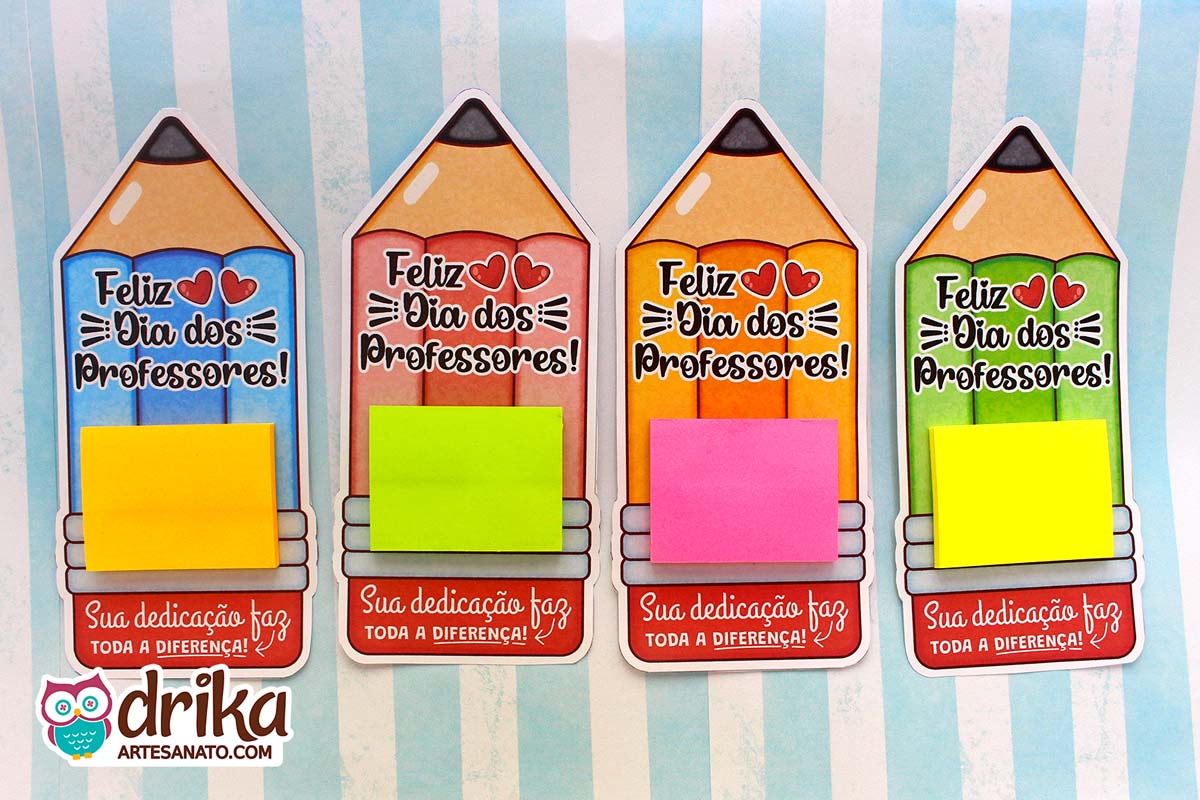 Visão superior de quatro porta-post-it lápis coloridos com mensagem de agradecimento sobre fundo listrado azul.