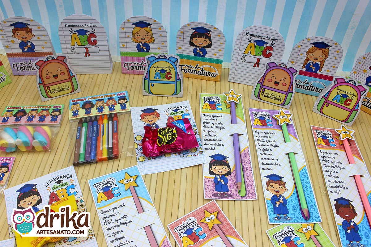 Diversas lembrancinhas de papelaria personalizada para o Dia dos Professores, incluindo porta bombons, cartões personalizados, marca-páginas e muito mais.