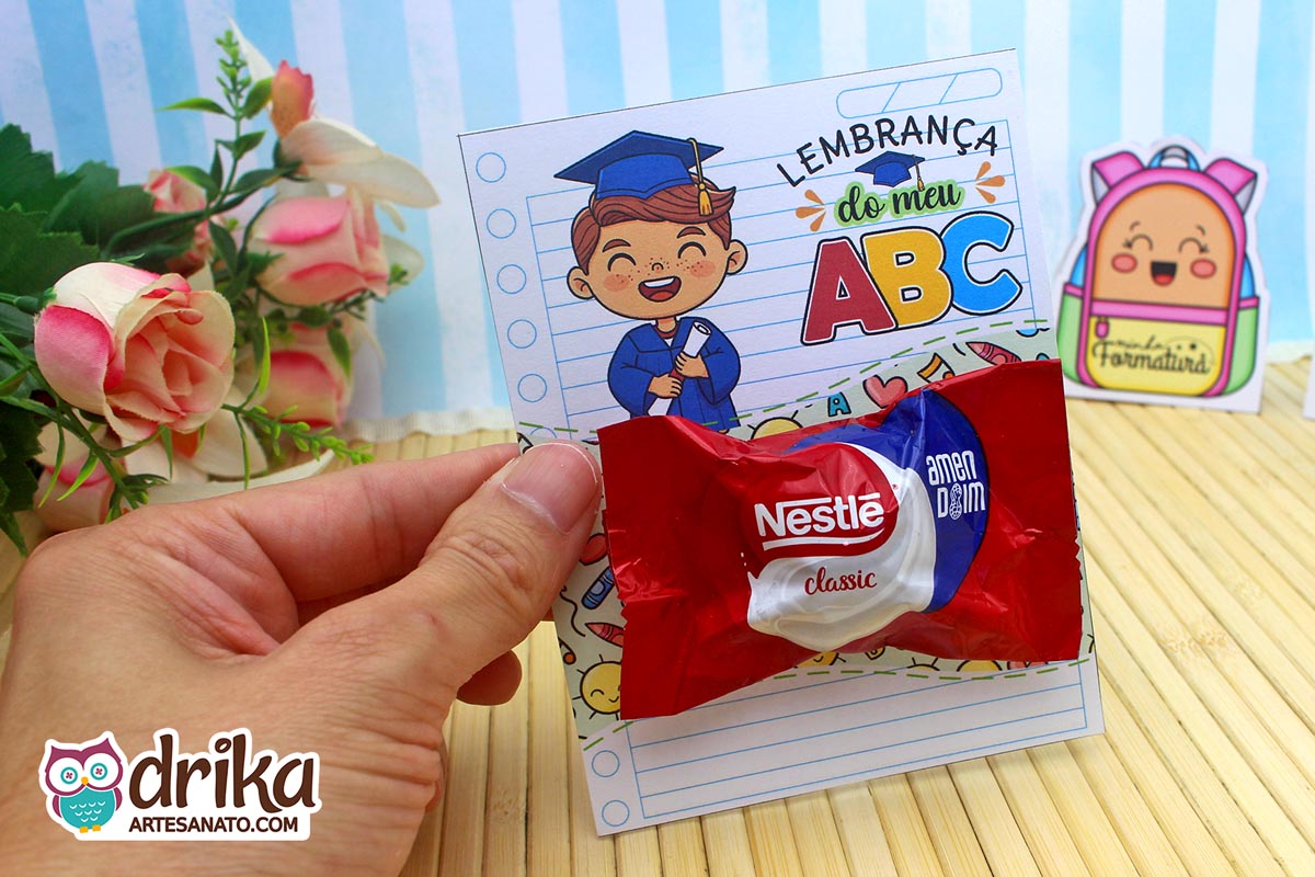 Cartão porta-bombom Formatura ABC com menino de cabelo castanho e bombom Nestlé Classic.