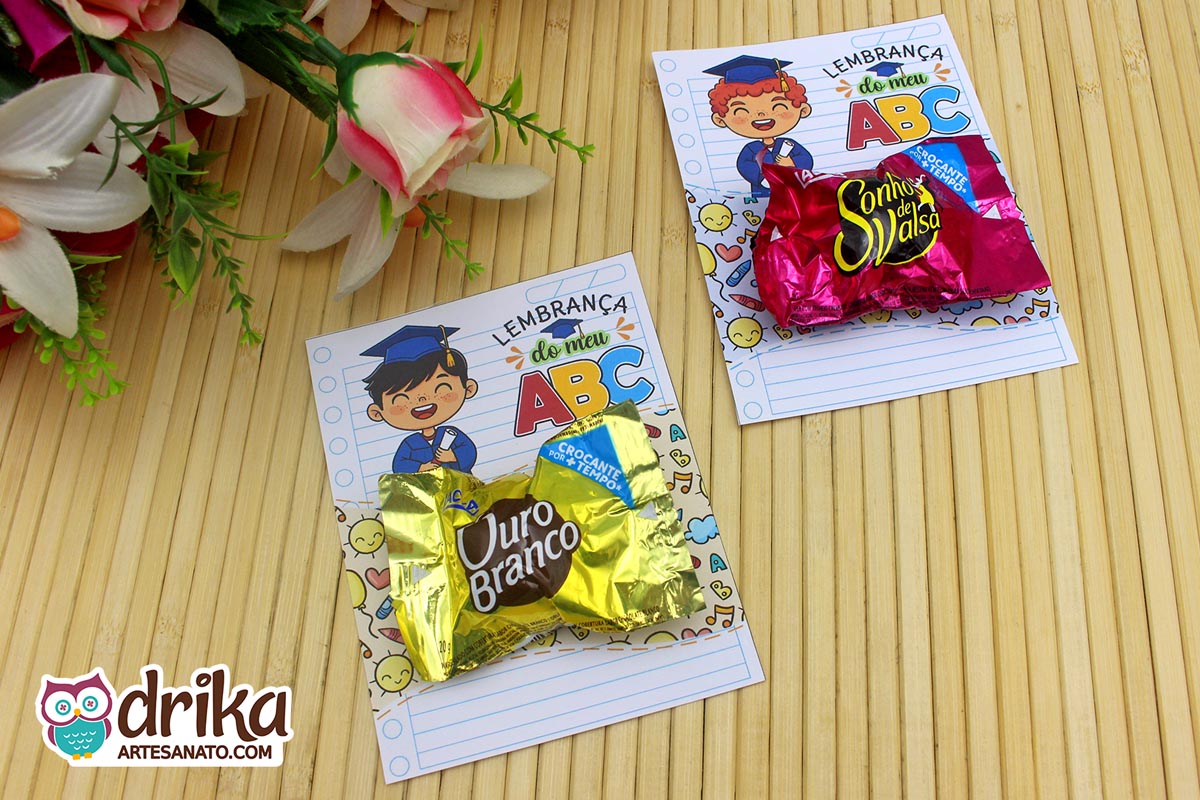 Dois cartões porta-bombom de formatura ABC: um com menino ruivo e Sonho de Valsa, outro com menino preto e Ouro Branco.