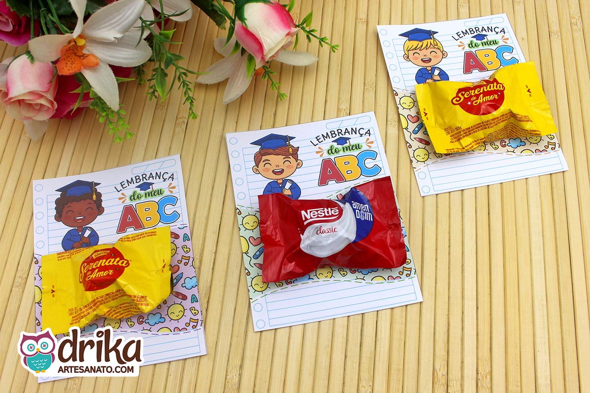 Três cartões porta-bombom de formatura ABC: menino crespo, castanho e loiro com Serenata de Amor e Classic.