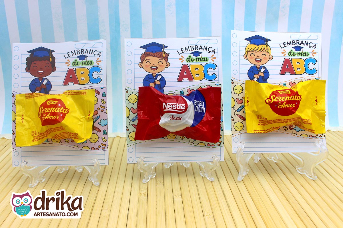 Visão frontal de três cartões porta-bombom de formatura ABC com bombons Serenata de Amor e Classic.