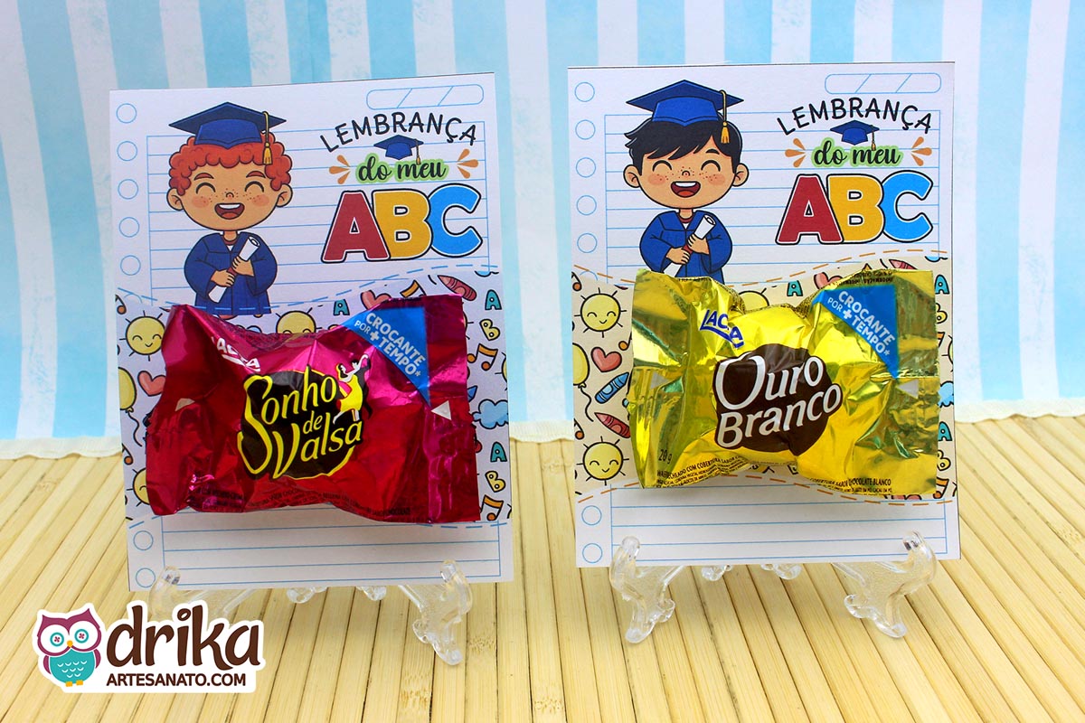 Cartões porta-bombom de formatura ABC com menino ruivo e preto, com bombons Sonho de Valsa e Ouro Branco.