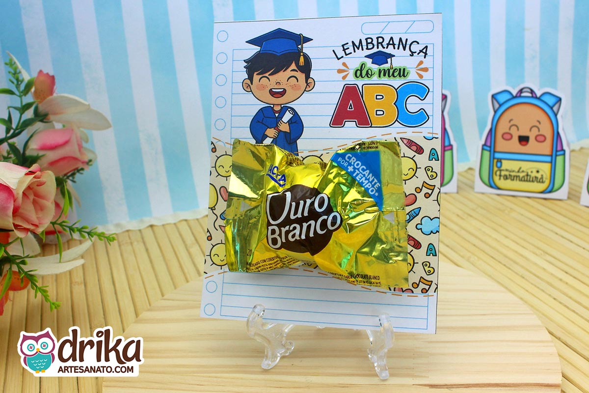 Cartão porta-bombom Formatura ABC com menino de beca e capelo, cabelo preto e bombom Ouro Branco.