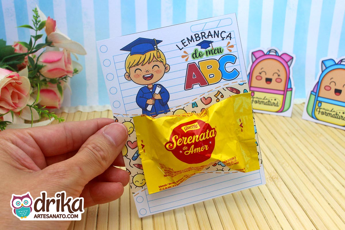 Cartão porta-bombom Formatura ABC com menino loiro de beca e bombom Serenata de Amor.