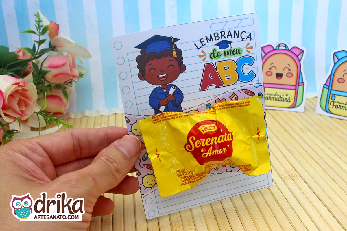 Cartão porta-bombom Formatura ABC com menino de cabelo crespo e bombom Serenata de Amor.