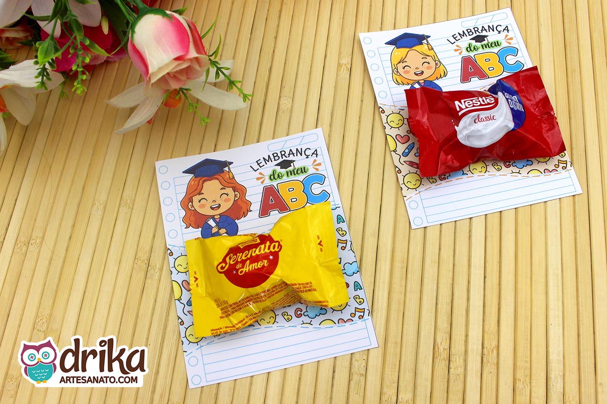 Cartões porta-bombom de formatura ABC com meninas ruiva e loira e bombons Serenata e Classic