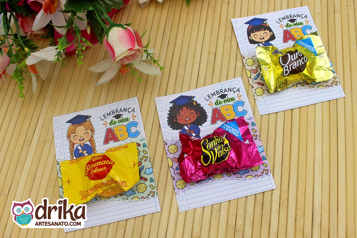 Cartões porta-bombom de formatura ABC com meninas de cabelo  castanho, crespo e preto com bombons