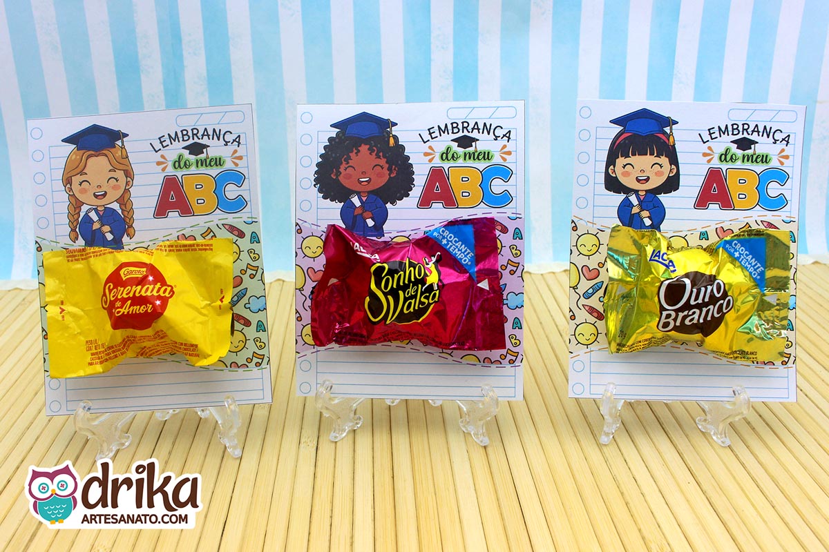 Visão frontal de cartões porta-bombom com meninas de cabelo castanho, crespo e preto