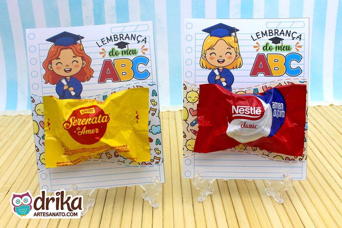 Visão frontal de cartões porta-bombom com meninas de cabelo ruivo e loiro