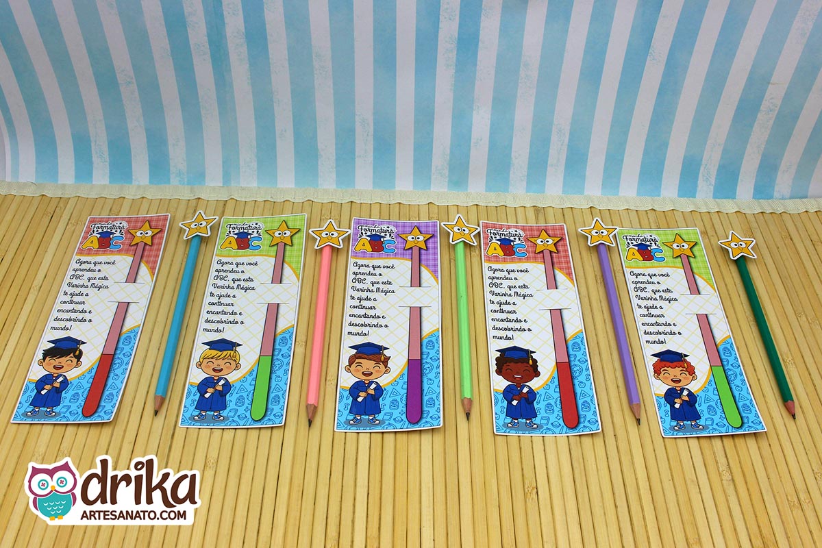 Cinco cartões porta-lápis Formatura ABC com desenhos de meninos diferentes e lápis coloridos com estrelas em mesa de madeira.