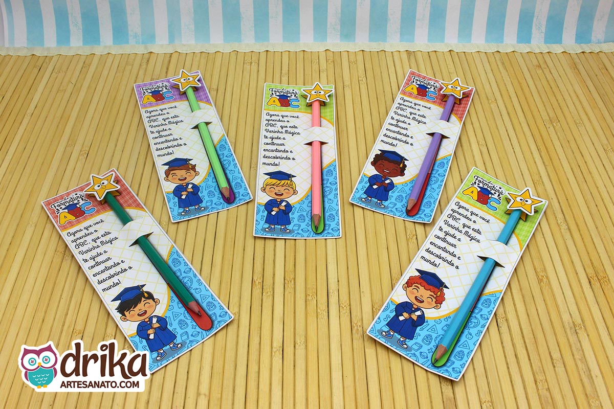 Cinco cartões porta-lápis Formatura ABC com desenhos de meninos com diferentes tons de pele e cores de cabelo.