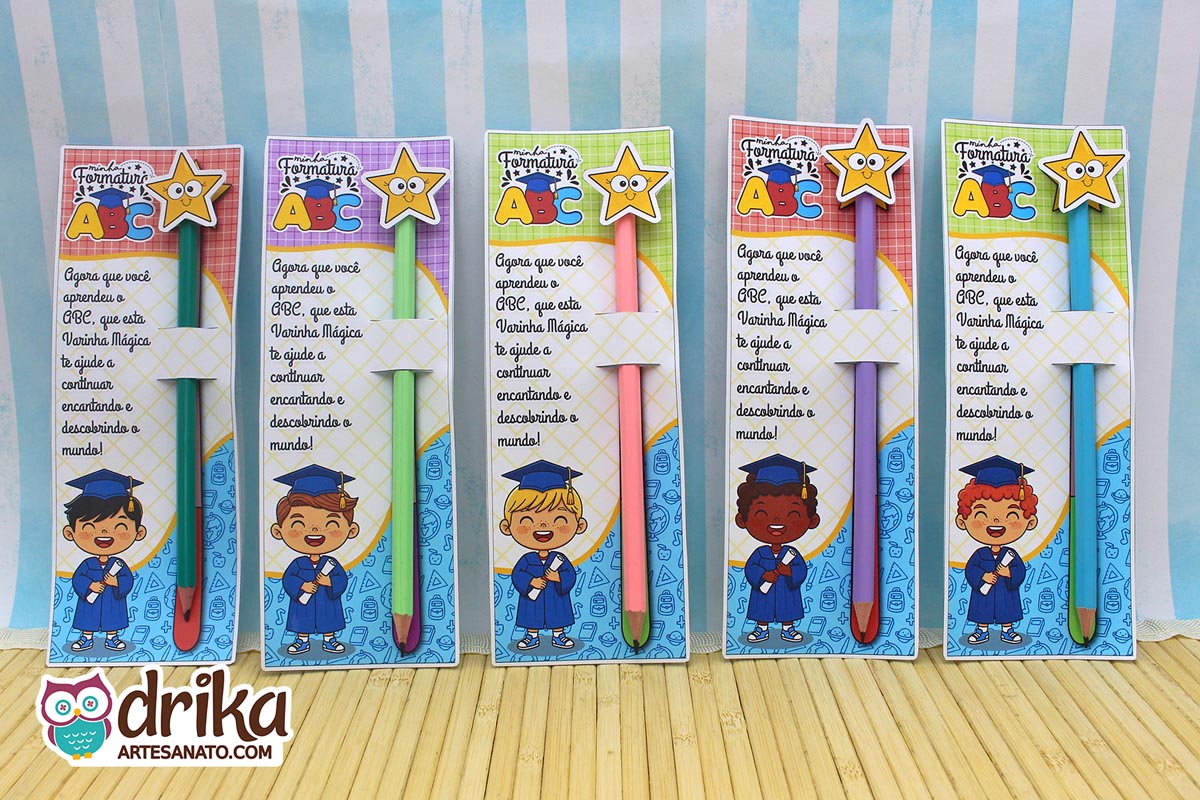 Visão superior de cinco cartões porta-lápis Formatura ABC com lápis coloridos que viram varinhas mágicas.