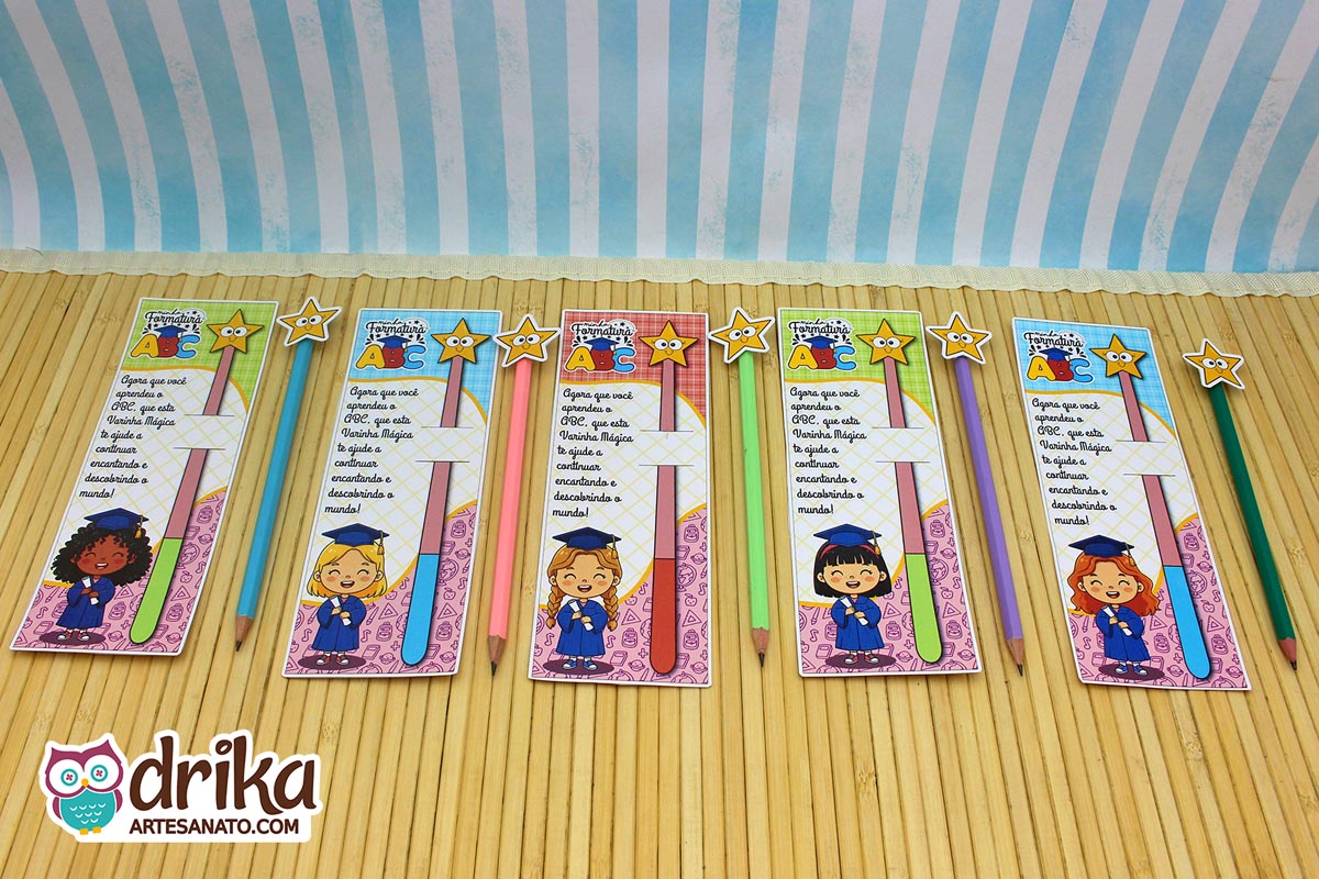 Cinco cartões porta-lápis formatura ABC com meninas diferentes e lápis coloridos em mesa de madeira.