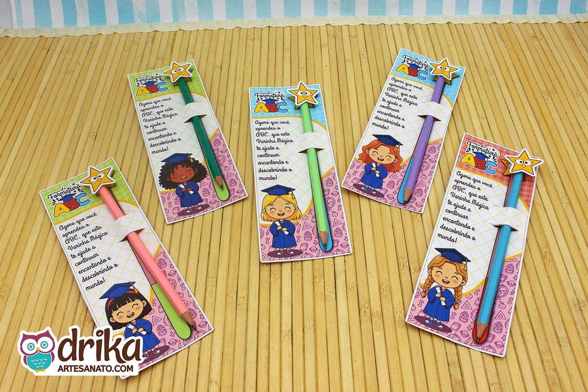 Cinco cartões porta-lápis Formatura ABC com meninas de diferentes etnias e lápis/varinhas coloridos.