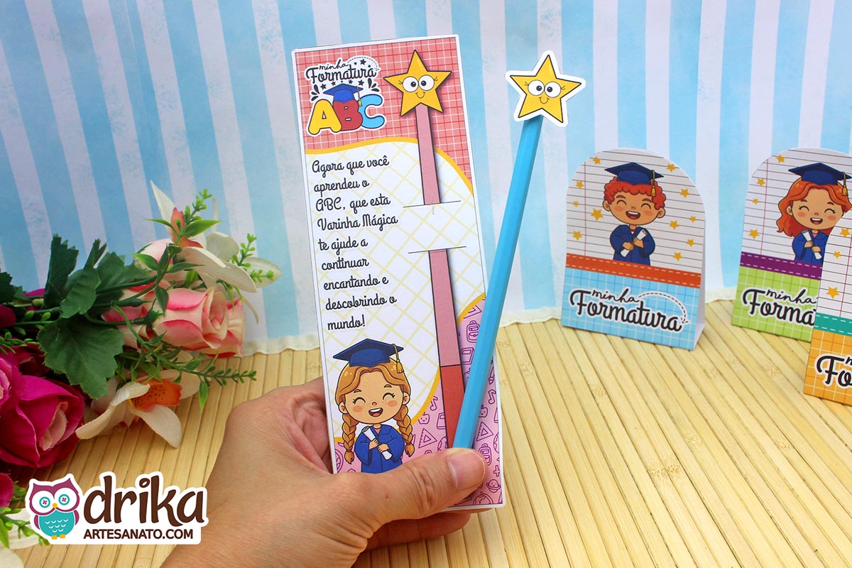 Cartão porta-lápis formatura ABC com menina de cabelo castanho e lápis azul sendo segurado por uma mão.