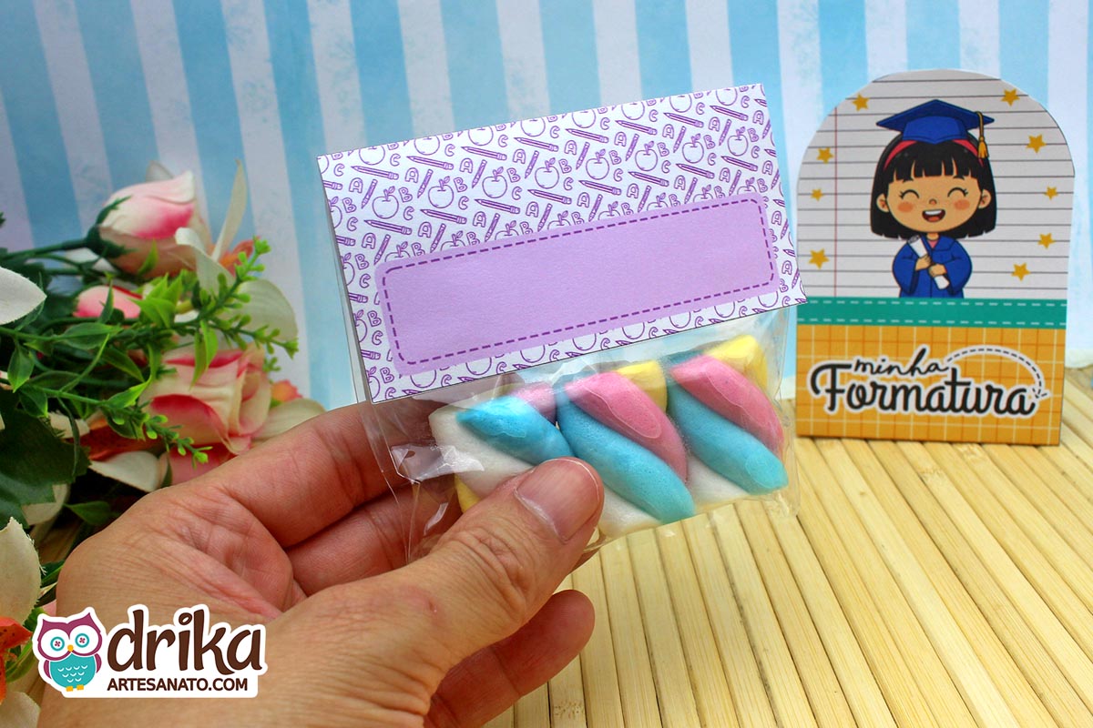 Verso da lapela de formatura ABC com espaço para dedicatória, saquinho com marshmallows e fundo com ABC.