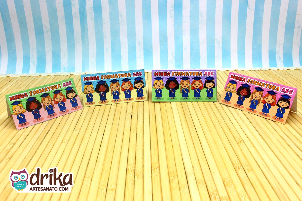 Quatro modelos de lapelas de formatura ABC para meninas com personagens de beca azul em fundo listrado