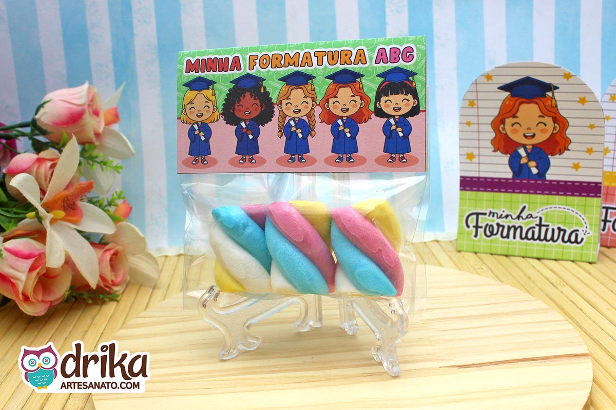 Saquinho com marshmallow colorido e lapela de formatura ABC com tons de verde e vermelho