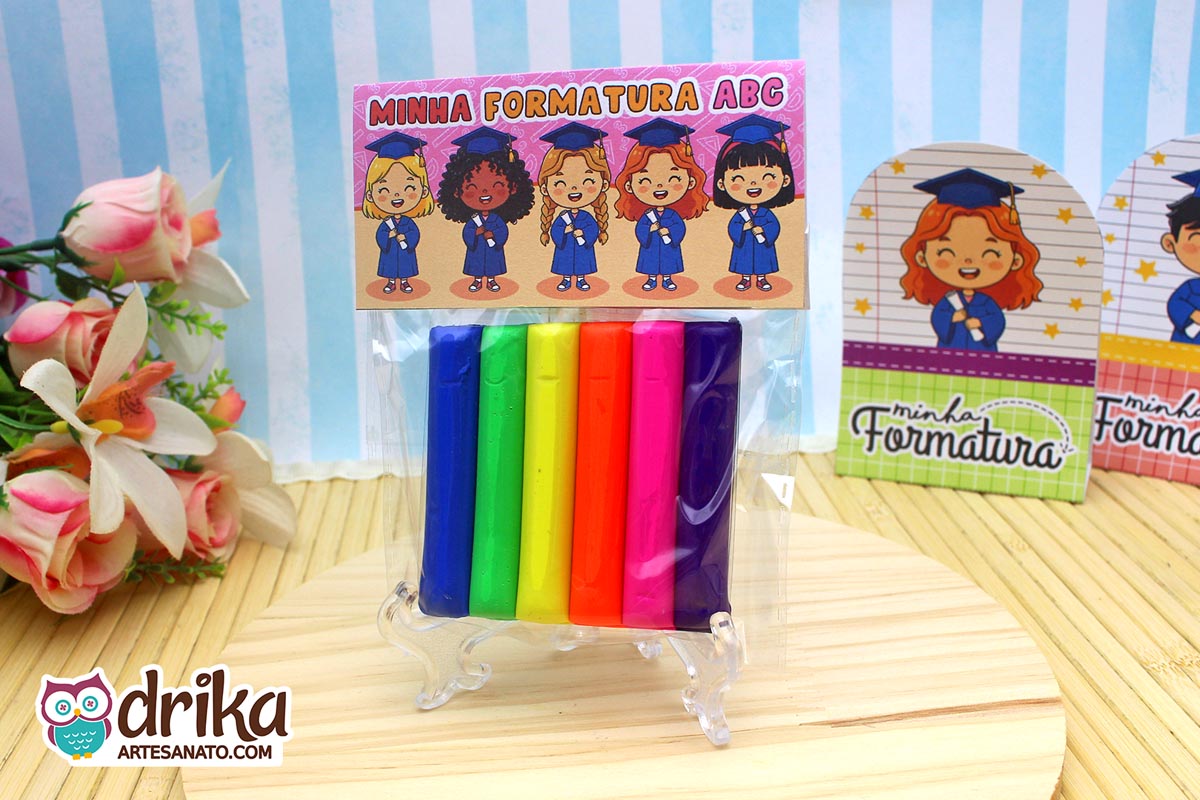 Saquinho com massinha de modelar colorida e lapela de formatura ABC com tons de rosa e laranja