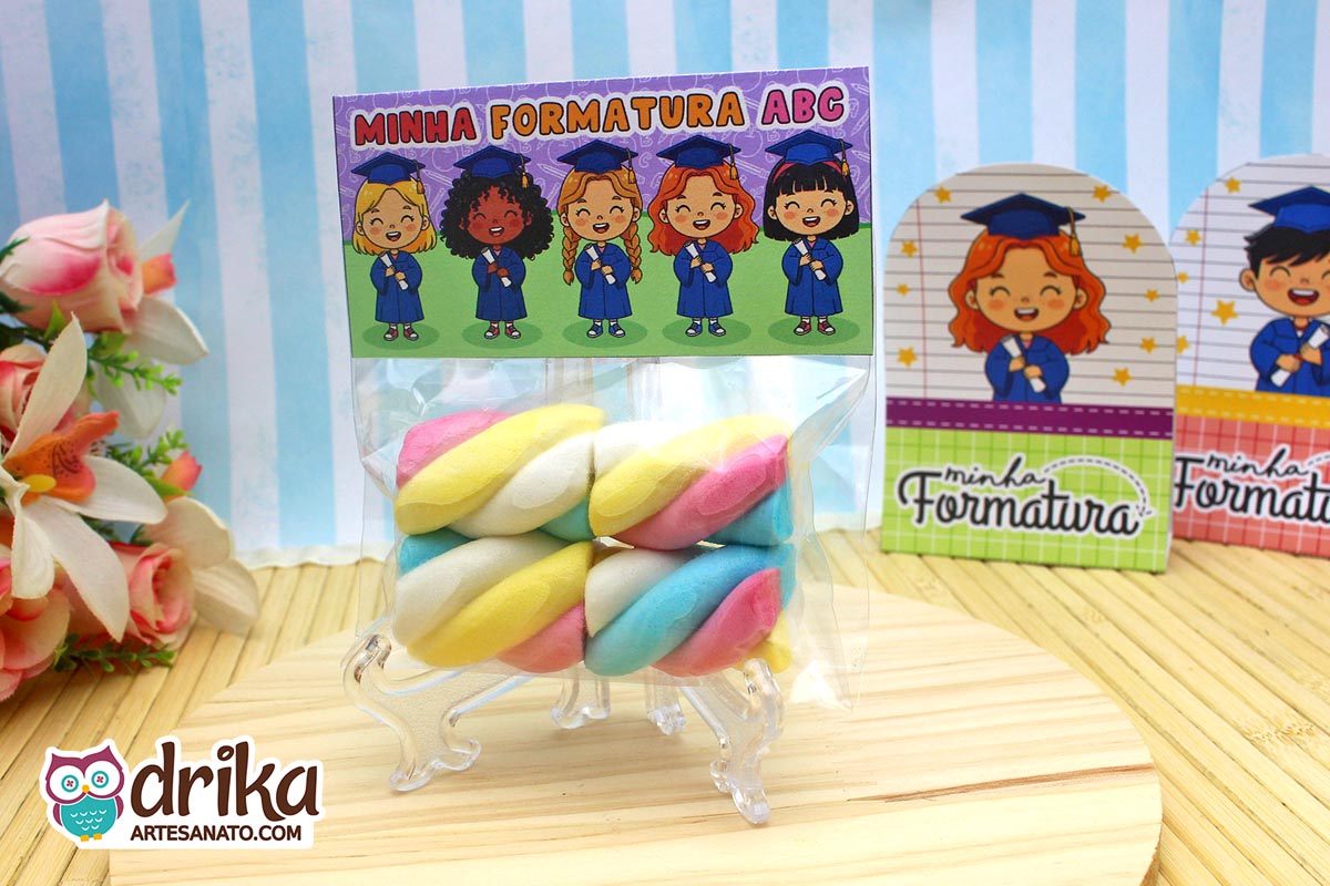 Saquinho com marshmallow colorido e lapela de formatura ABC com tons de roxo e verde