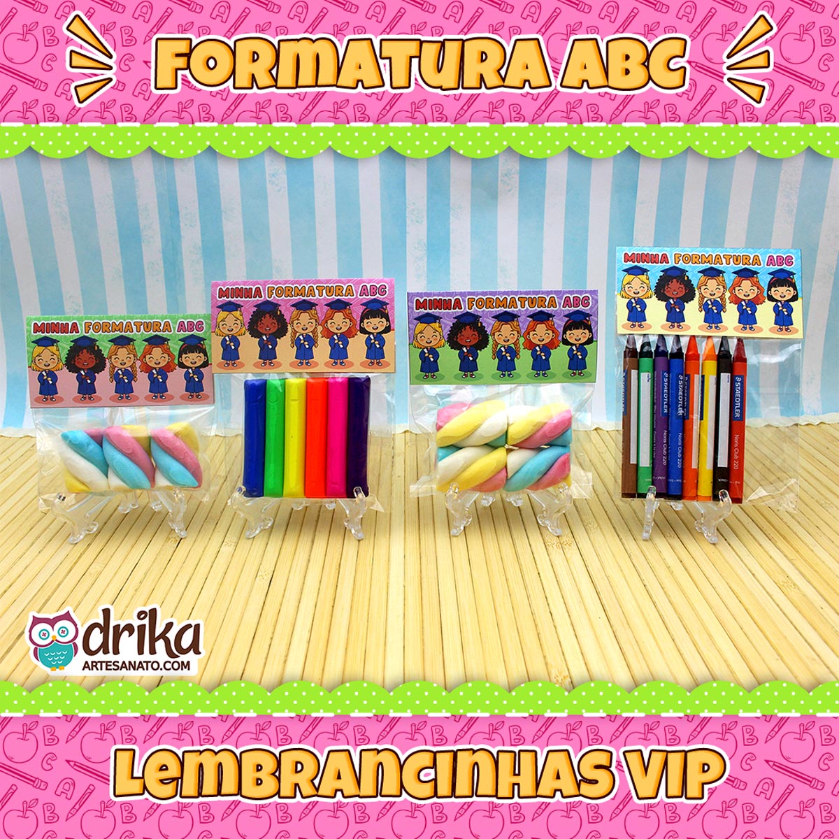 Lembrancinhas VIP de formatura ABC com lapelas, doces e lápis em fundo decorado com desenhos infantis.