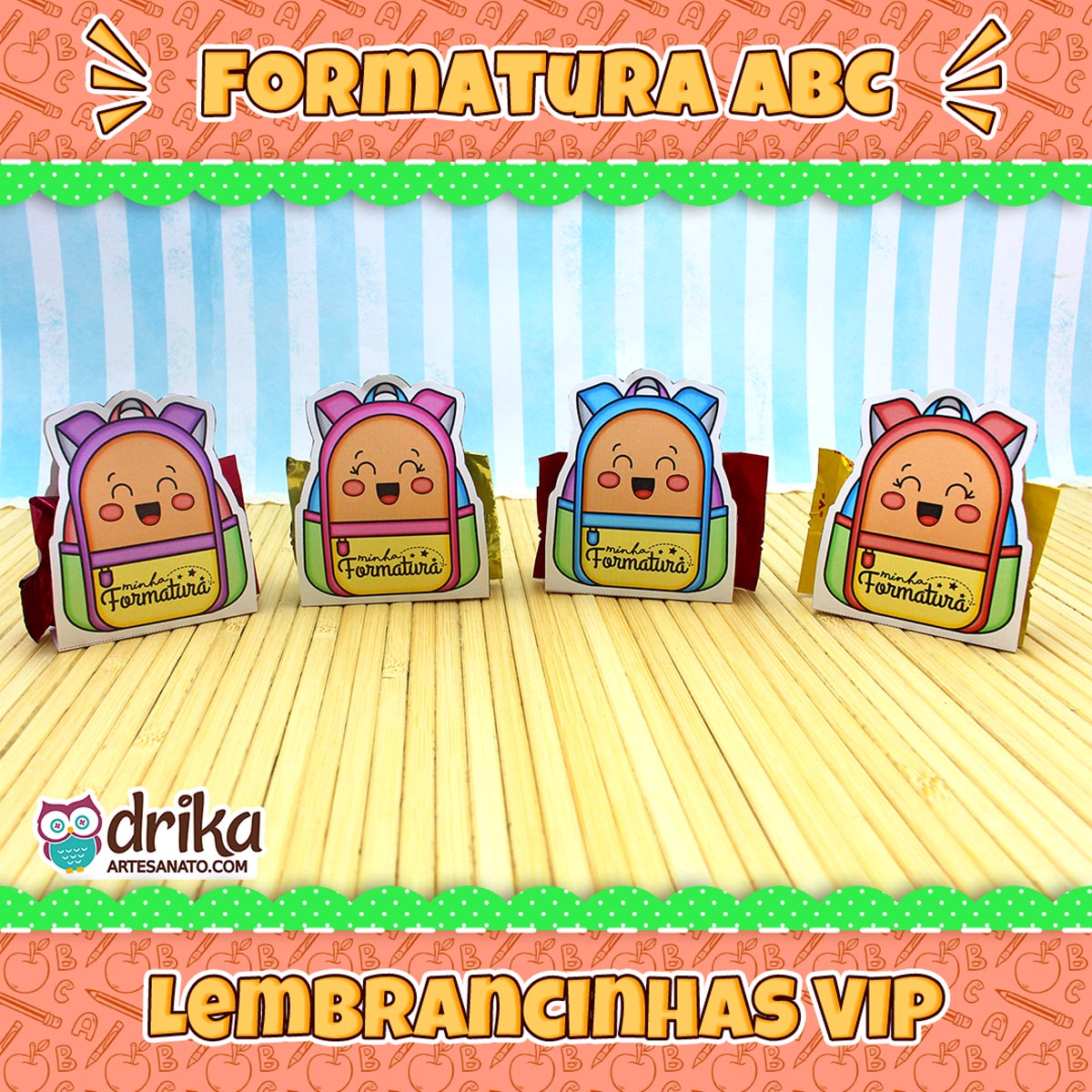 Quatro mochilas porta-bombom de formatura ABC em frente a um fundo temático de formatura ABC.