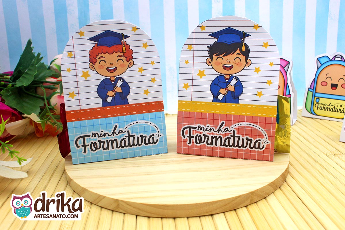 Dois porta-bombons de formatura ABC lado a lado: um com menino ruivo e outro com menino de cabelo preto