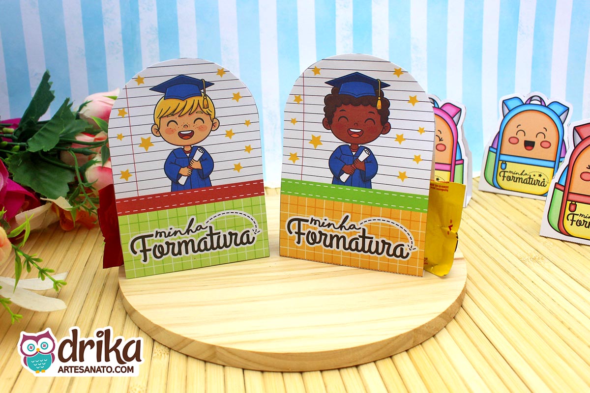 Dois porta-bombons de formatura ABC lado a lado: um com menino loiro e outro com menino de cabelo crespo