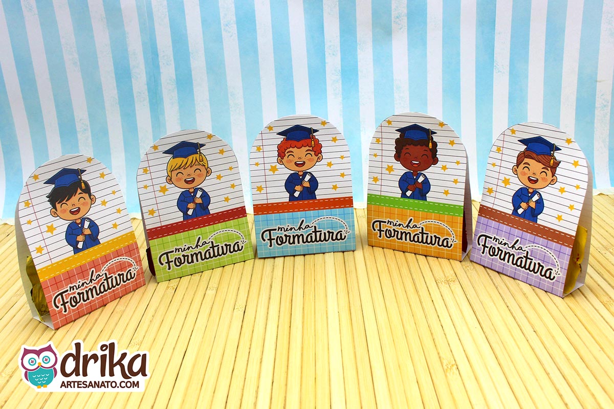 Cinco porta-bombons de formatura ABC com ilustrações de meninos em beca azul, cada um com um tom de pele e cabelo diferente.