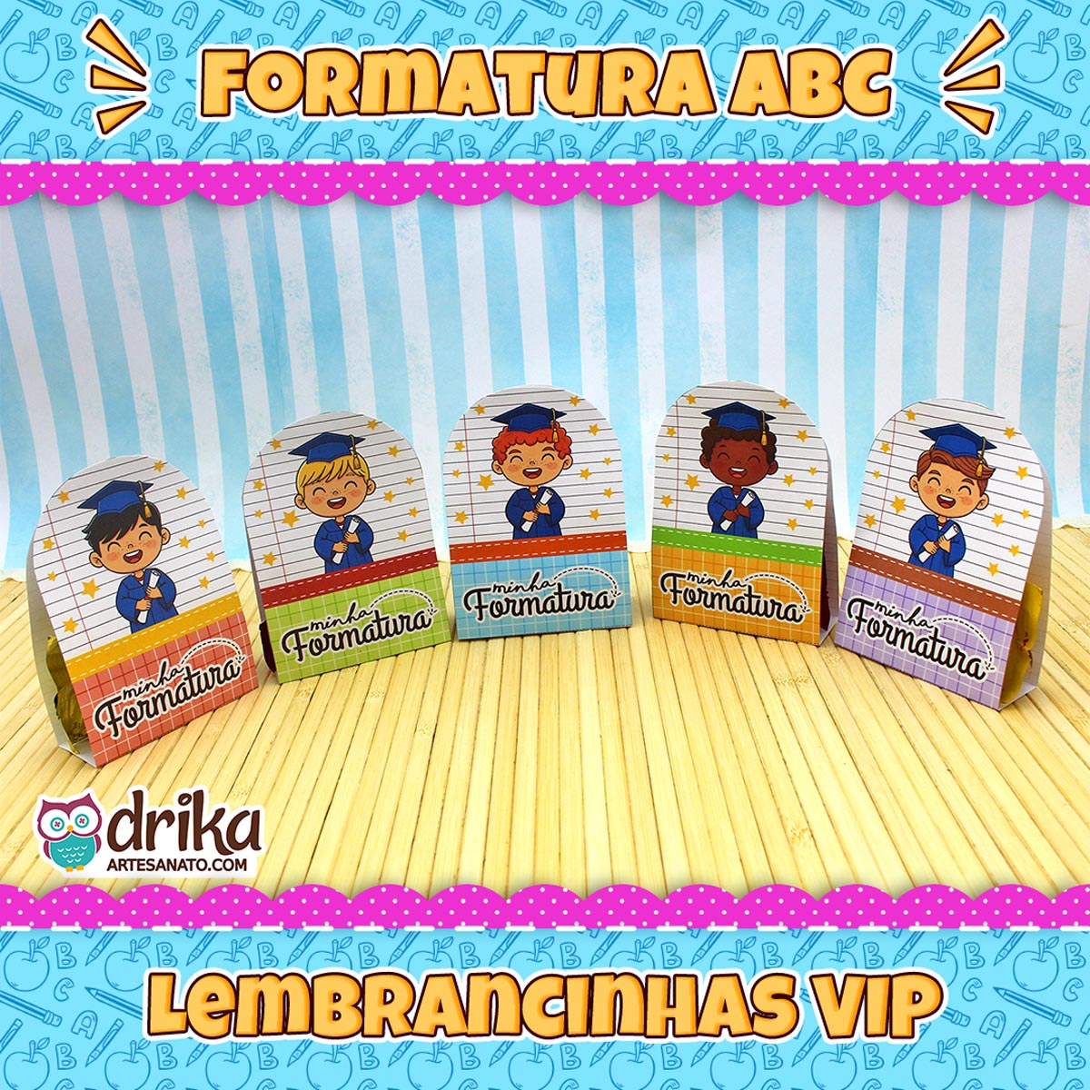 Porta-bombons formatura ABC com meninos em beca, cercados por texto "Formatura ABC Lembrancinhas VIP" em fundo temático.