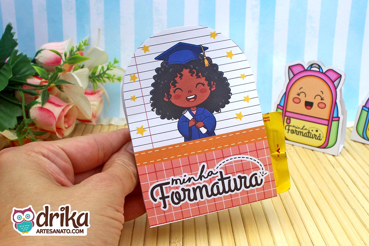 Porta-bombom de formatura com menina de cabelo crespo, beca azul e mensagem "Minha Formatura" em fundo coral
