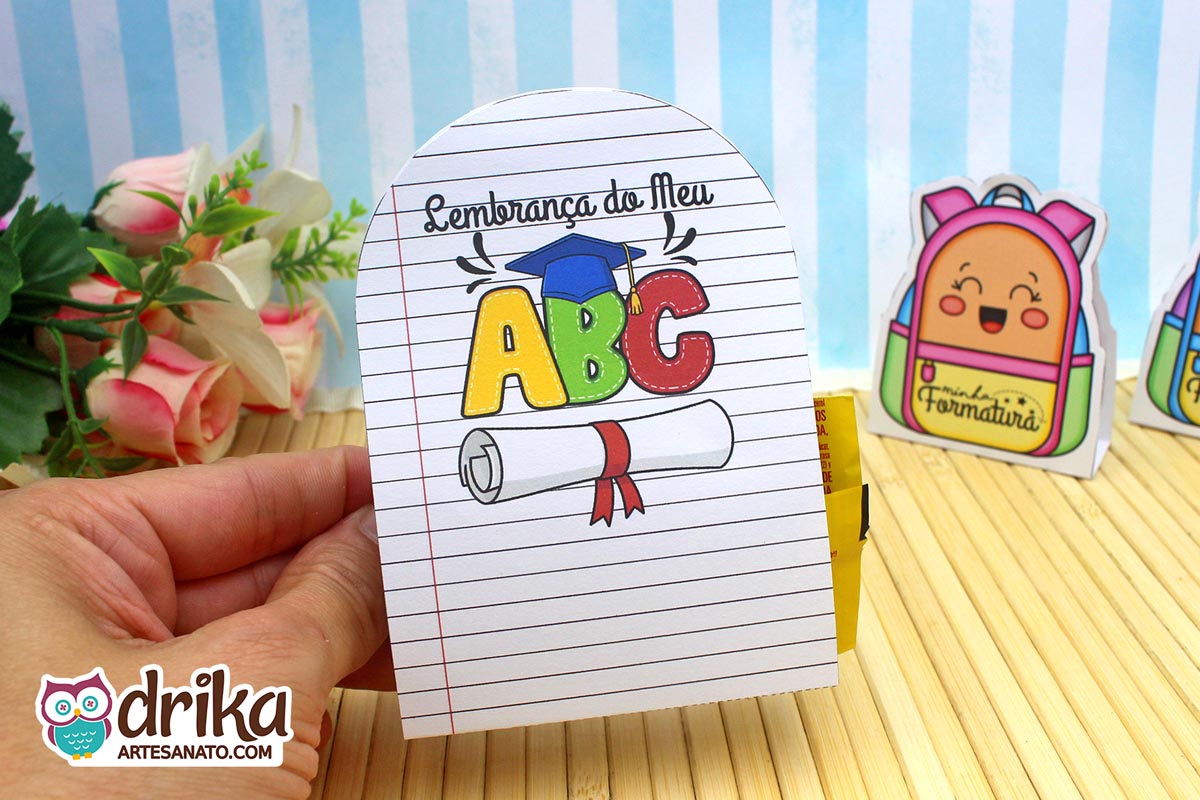 Verso do porta-bombom ABC com mensagem "Lembrança do Meu ABC" e espaço para dedicatória em fundo de caderno.