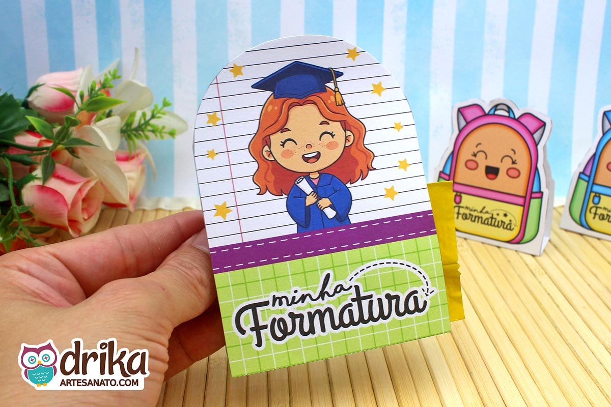 Porta-bombom de formatura com menina ruiva, beca azul e mensagem "Minha Formatura" em fundo verde