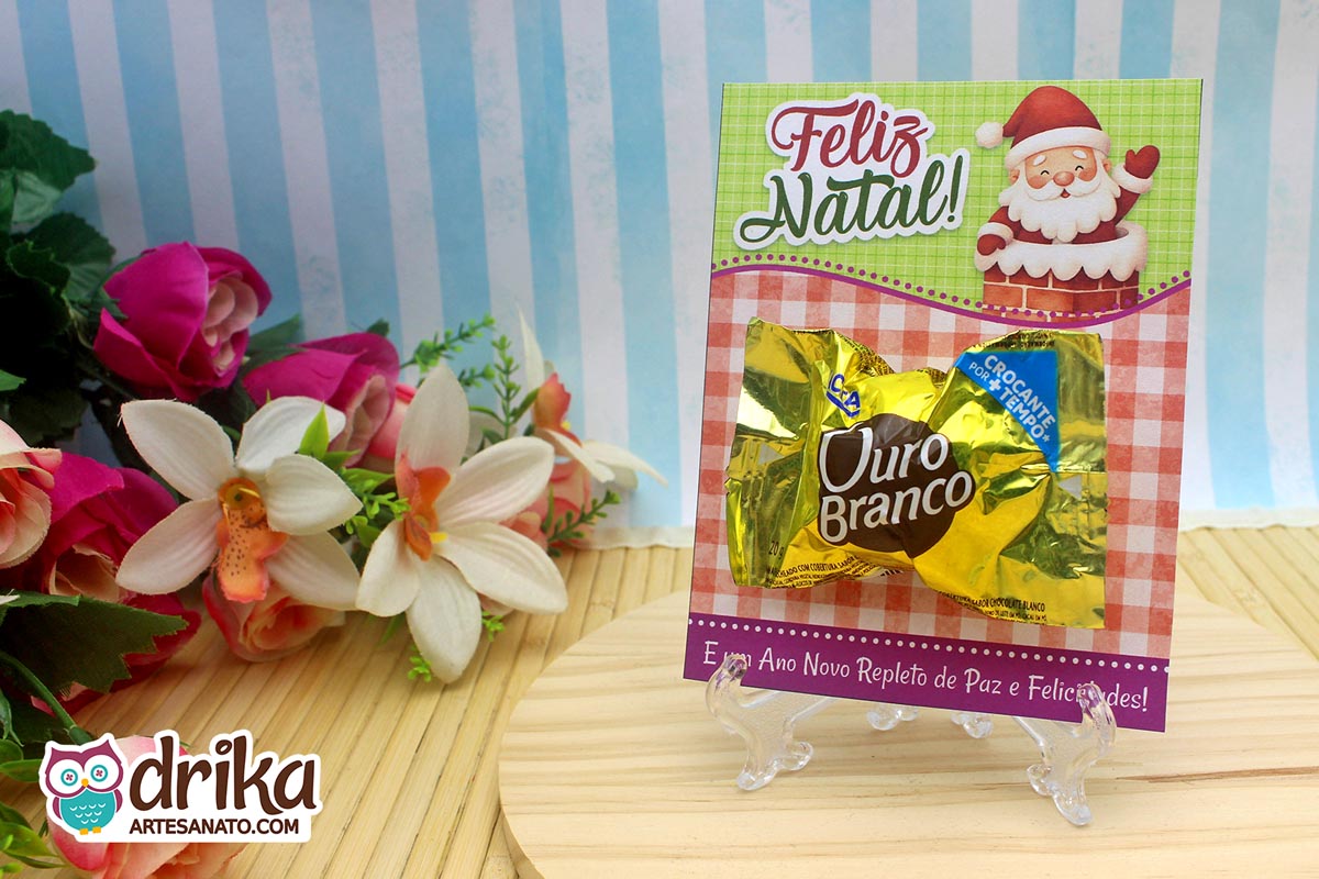 Cartão porta-bombom de Natal com Papai Noel na chaminé segurando bombom Ouro Branco em suporte transparente