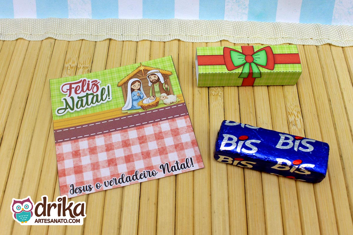 Porta-bis de Natal para imprimir com a Sagrada Família, Bis embalado e molde da embalagem em mesa de bambu.